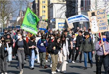 Fridays For Future zieht beim globalen Klimastreik demonstrierend durch Bremerhaven.