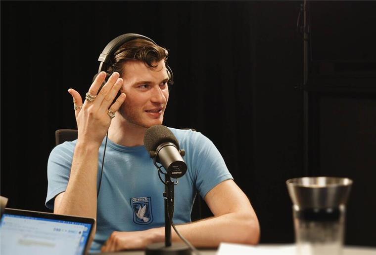 Zu 25 Prozent Meerjungfrau: GNTM-Halbfinalist Frieder spricht über seine Liebe zum Wasser Frieder Sell spricht im Podcast „OKF - Ortskontrollfahrt“ über seine Heimatstadt Waren an der Müritz.
