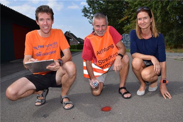 Friedhelm Henze (Mitte) hat gestern schon mal im Auftrag des Deutschen Leichtathletikverbandes die Laufstrecken vermessen. Die Organisatoren des Silvesterlaufes, Jörg Brunkhorst und Tanja Lischewski, halfen ihm dabei.