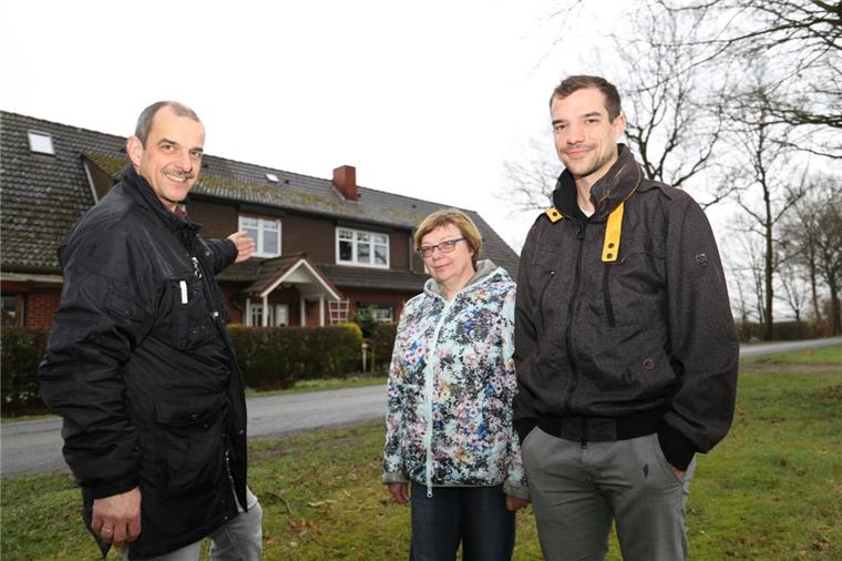 Tief im Süden: Bei Familie Werde endet das Cuxland Friedhelm Werde, Birgit Werde und Christoph Werde (von links) wohnen im wohl südlichsten Haus des Kreises in Heine-Vosloge.