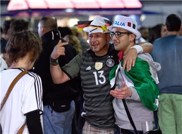 Friedlich haben deutsche und italienische Fans beim Public Viewing zusammen gefe...
