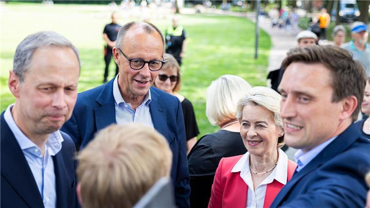 Friedrich Merz und Sebastian Lechner bei einem gemeinsamen Wahlkampfauftritt vor der Europawahl. (Archivbild)