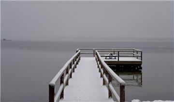 Frisch gefallener Schnee liegt heute auf einem Steg am Großen Plöner See in Plön (Schleswig-Holstein).Frisch gefallener Schnee liegt heute auf einem Steg am Großen Plöner See in Plön (Schleswig-Holstein).