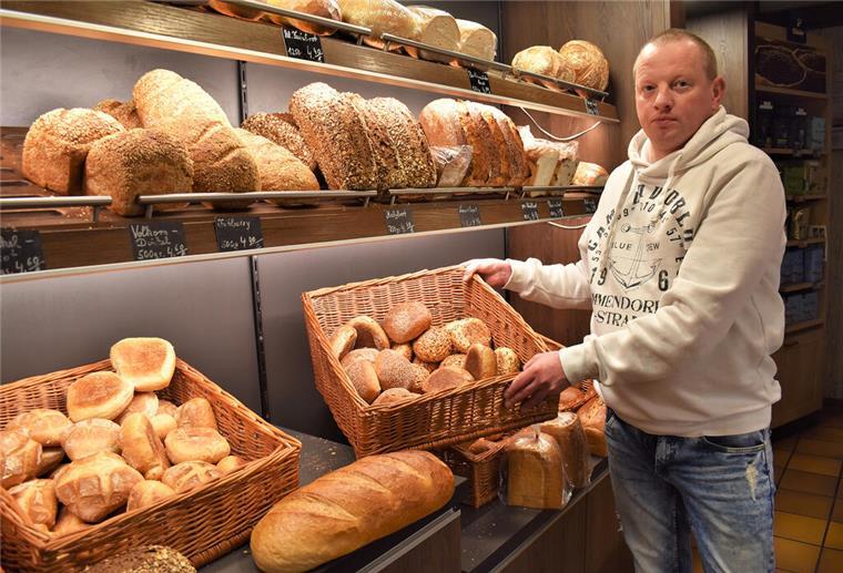 „Jetzt geht es nicht mehr“: Darum schließt Miroslaw Stawarz seine Bäckerei in Köhlen Ein Bäcker vor seinem Regal