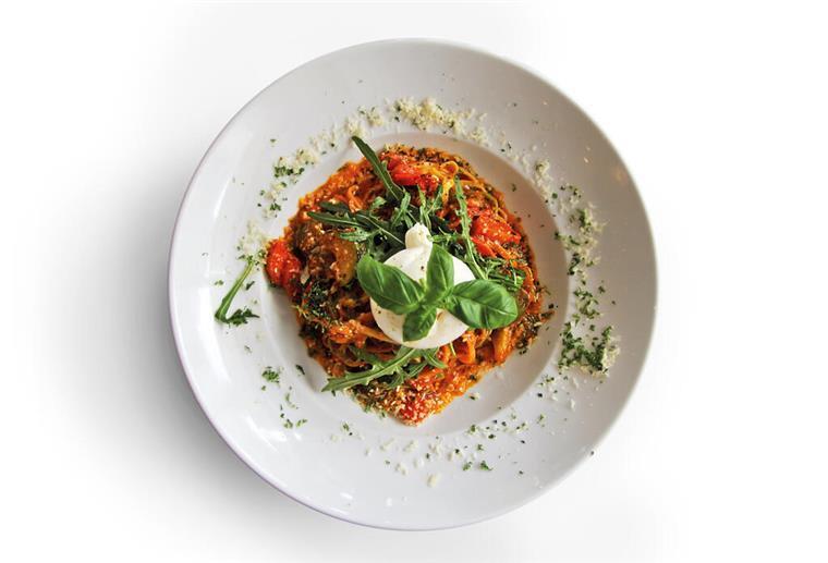 Dieses Pastagericht ist der Renner auf der Speisekarte des Ristorante La Piazza Frische bunte Tagliolini mit mediterranem Gemüse, Burrata, Rucola, Kirschtomaten und Pomodorosauce
