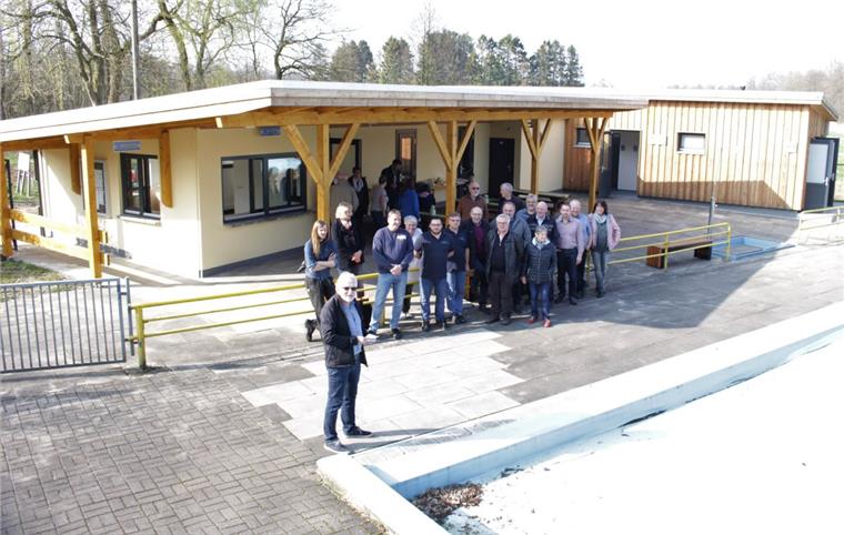 Neuer Glanz: So sieht das Waldbad in Bokel jetzt aus Frische Farbgebung, ein großes Vordach und holzverkleidete Sanitäranlagen bestimmen das neue Aussehen des Waldbads Bokel, das Beverstedts Bürgermeister Ulf Voigts den interessierten Gästen vorstellte.