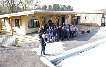 Frische Farbgebung, ein großes Vordach und holzverkleidete Sanitäranlagen bestimmen das neue Aussehen des Waldbads Bokel, das Beverstedts Bürgermeister Ulf Voigts den interessierten Gästen vorstellte.