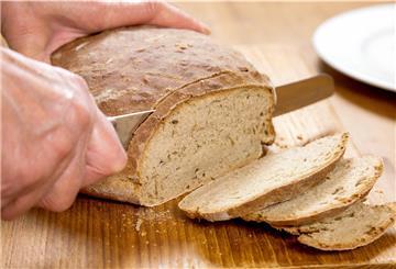 Frisches Brot wird im Kühlschrank zwar schneller altbacken, hält sich dafür aber länger.