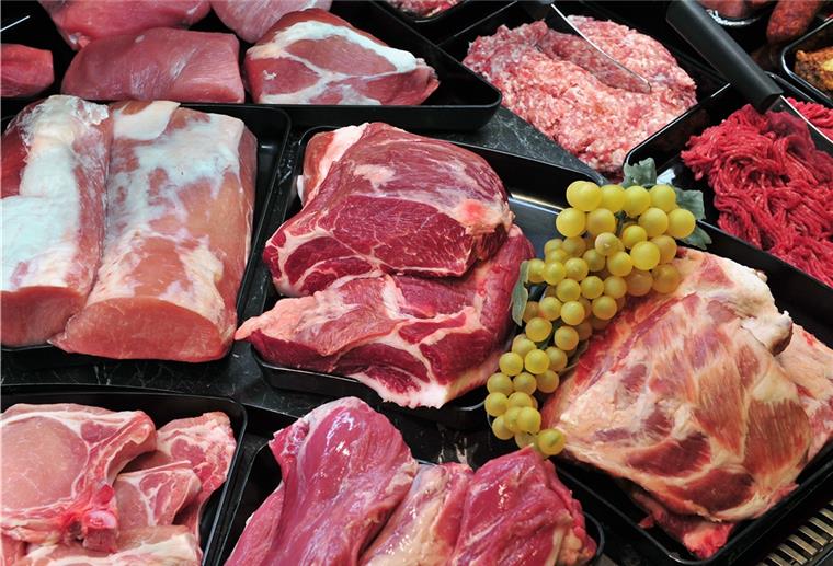 Bauernproteste: Lidl erhöht Preise für Schweinefleisch Frisches Fleisch liegt in einem Supermarkt. Nach Protesten von Bauern wird der Preis für diese Produkte nun teurer.