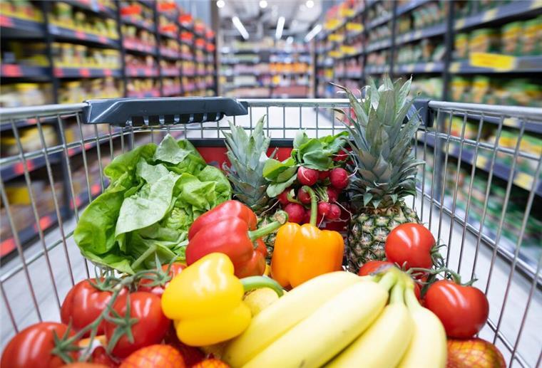 Dosenobst vs. Frischware: Wie viele Vitamine bleiben erhalten? Obst und Gemüse liegt in einem Einkaufswagen.