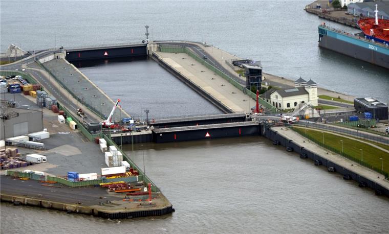 Verkehrsbehinderungen in den kommenden Tagen Frischwasser für den Hafen: Dafür werden heute die Tore der Kaiserschleuse geöffnet.