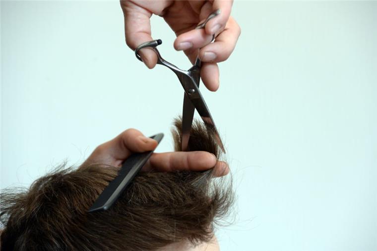 Tarifvertrag abgeschlossen: Friseure verdienen deutlich mehr Friseure bekommen mehr Geld.