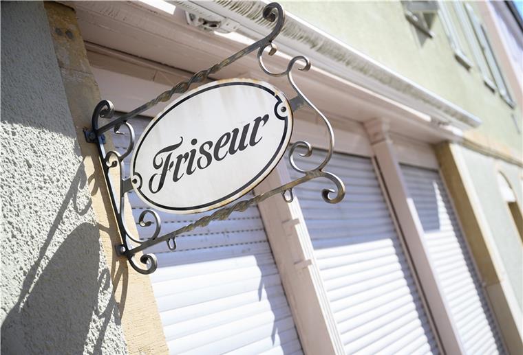 Friseur-Verband kritisiert Fußballer Friseure dürfen derzeit keine Haare schneiden. Trotzdem sind viele Fußballer topgestylet.