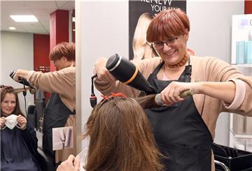 Eine Friseurin bei der Arbeit.