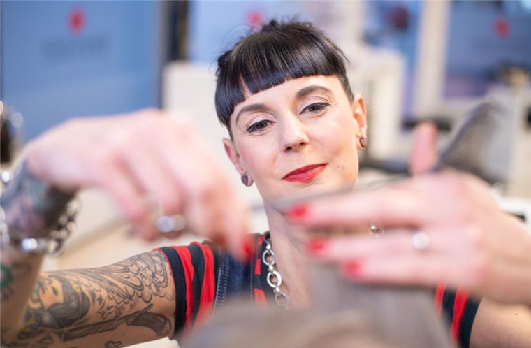 Bremerhavenerin will "Miss Handwerk" werden: Ihr könnt dabei helfen Friseurgesellin Manuela Pickruhn hat sich um den Titel "Miss Handwerk" beworben. Es hat allerdings nicht geklappt.