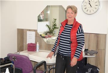 Friseurin Martha Ketelhut in ihrem kleinen Frisiersalon in ihrem Wohnhaus in Ihlienworth. Sie sah sich während des Lockdowns im April dem Vorwurf ausgesetzt, Kunden illegal frisiert zu haben.