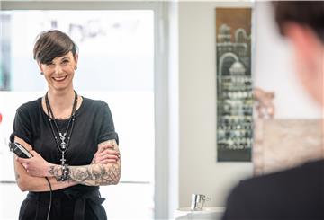 Friseurin Michaela Pickruhn vom Haarstudio Sabine Schwarz in Geestemünde gibt zur Corona-Zeit verschiedene Frisuren-Tipps.