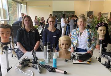 Friseurin Nicole Nüss (von links), Sozialpädagogin Laura Ahrens und die stellvertretende KVHS-Leiterin Claudia Schütze freuen sich auf den Start der neuen Außenstelle der Jugendwerkstätten in der Wesermarsch.