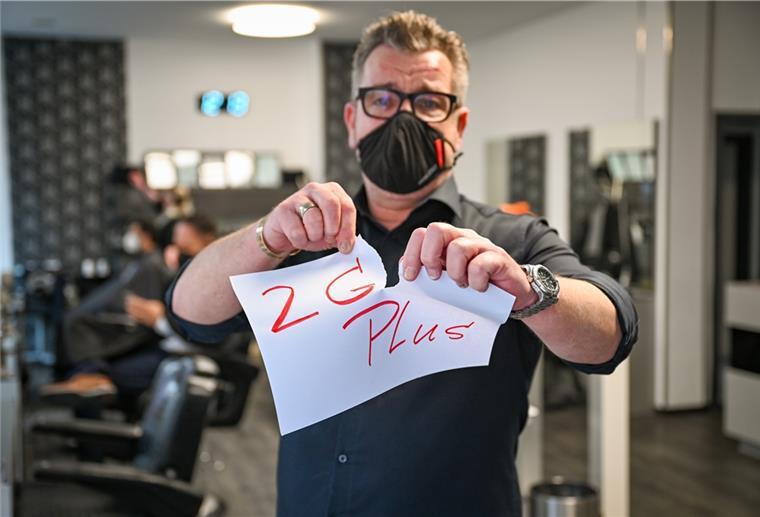 Friseure in Bremerhaven fordern Regel-Lockerungen Friseurmeister Andre Albers ist gegen die 2G plus-Regel im Friseurhandwerk.