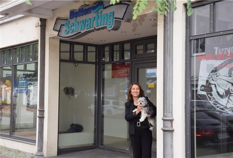 Friseurmeisterin Lela Frerichs haucht dem Schwarting-Gebäude neues Leben ein Friseurmeisterin Lela Frerichs und ihr Hund Cleo, der auch im neuen Salon immer an der Seite der 57-Jährigen sein wird, freuen sich auf die geplante Eröffnung in einem guten halben Jahr.