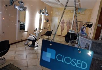 Hell erleuchtet ist ein Friseursalon in Köln-Ehrenfeld. 