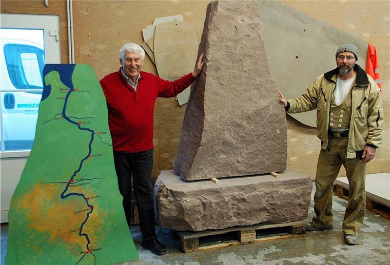 Der Weserstein ist in Nordenham eingetroffen Fritz Jacob (links) ist der Initiator des Weserstein-Projekts. Unser Bild zeigt ihn mit dem Nordenhamer Steinmetzmeister Guido Berner.