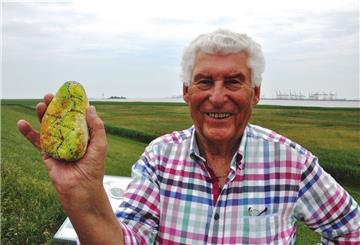 Fritz Jacob steht mit einem Modell des Blexer Wesersteins dort, wo der große Stein in gut einem Jahr aufgestellt werden soll: auf der Aussichtsplattform auf dem Blexer Deich, mit Blick auf die Außenweser.