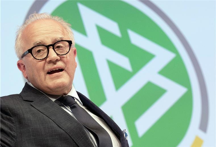 DFB-Vertreter fordern Keller zum Rücktritt auf Fritz Keller soll als Präsident des Deutschen Fußball Bundes zurücktreten.