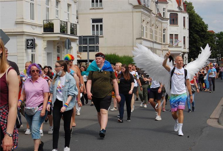 Nordenham: Buntes und fröhliches Zeichen für Akzeptanz Fröhlich und bunt: So ging es bei dem Umzug in Nordenham zu. Dort fand der 1. Christopher-Street-Day der Wesermarsch statt.