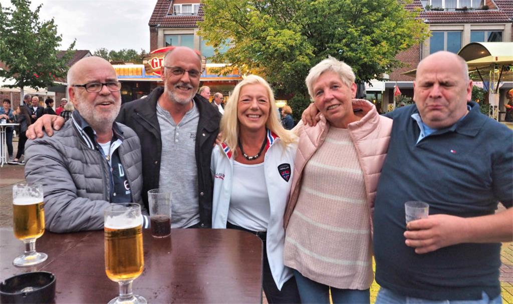 Fröhliche Gesichter beim OGF in Langen, bis auf eine Ausnahme.  Foto Stehn