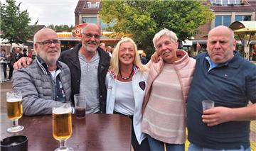 Fröhliche Gesichter beim OGF in Langen, bis auf eine Ausnahme.  Foto Stehn