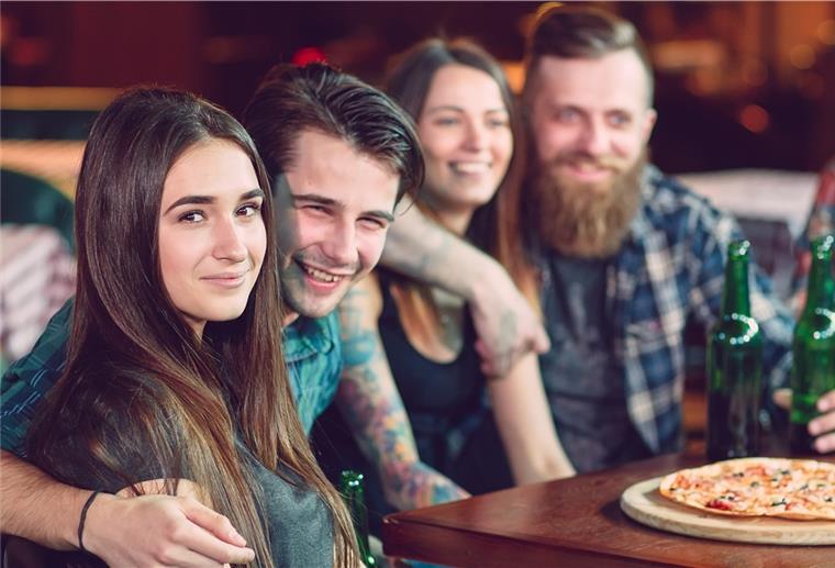 Gruppe junger Menschen in einem Restaurant.