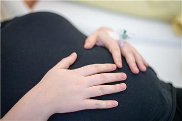 Froh, noch in Reinkenheide entbinden zu können: Die Risikoschwangere Corinna Burghardt (21) aus Geestland hält ihre Hände schützend vor ihren ungeborenen Nachwuchs.