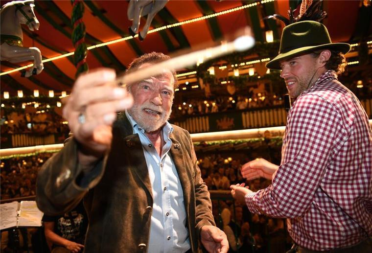 Frohgelaunt griff der „Terminator“ im Marstall-Festzelt zum Taktstock.