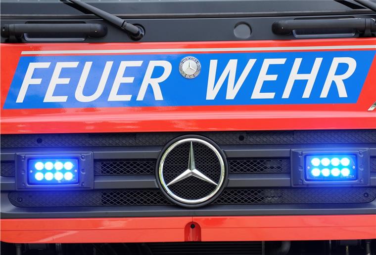 Cadenberge-Osten: Mysteriöse Brandserie? Frontblitzer leuchten an einem Feuerwehrfahrzeug.