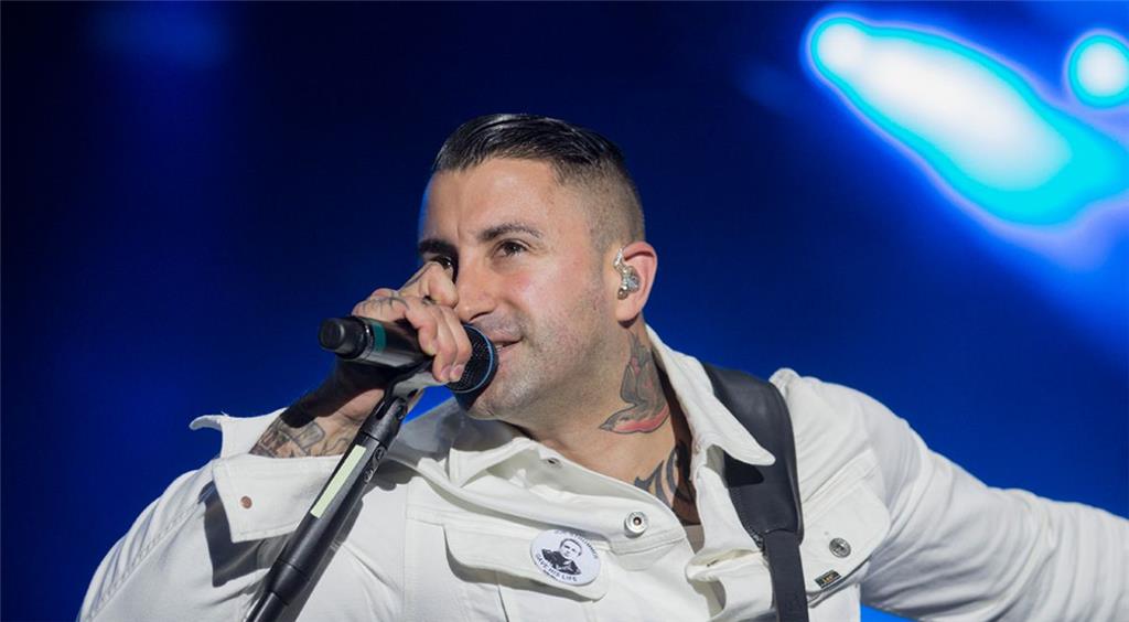 Frontmann Sammy Amara weiß, wie man die Fans beim Deichbrand einheizt. Foto Leus...