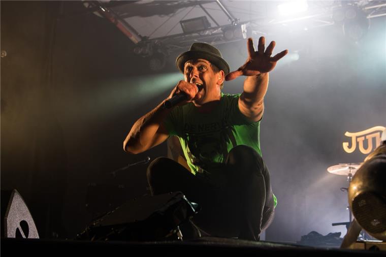 "Haben richtig was drauf": Festival-Fans sind begeistert von Rock den Lukas Frontmann Sven Lauer des Headliners Jupiter Jones überzeugte beim Festival „Rock den Lukas“ mit viel Elan und Bühnenpräsenz.