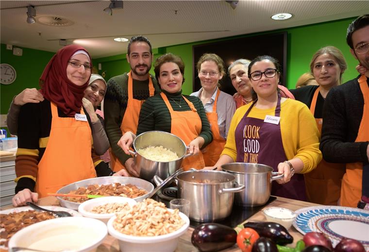 Kochschule im Klimahaus feiert fünften Geburtstag Frosta-Chefin Friederike Ahlers (Mitte) gemeinsam mit Teilnehmern des Projektes „Kochen über den Tellerrand“ im Klimahaus Bremerhaven 8° Ost.
