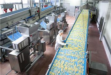 13.02.2025, Bremen, Bremerhaven: Gefrorene Nudeln werden im Frosta-Werk in Bremerhaven verarbeitet. Der Tiefkühlkosthersteller Frosta stellt die Geschäftszahlen für das vergangenen Jahr vor. Foto: Sina Schuldt/dpa +++ dpa-Bildfunk +++