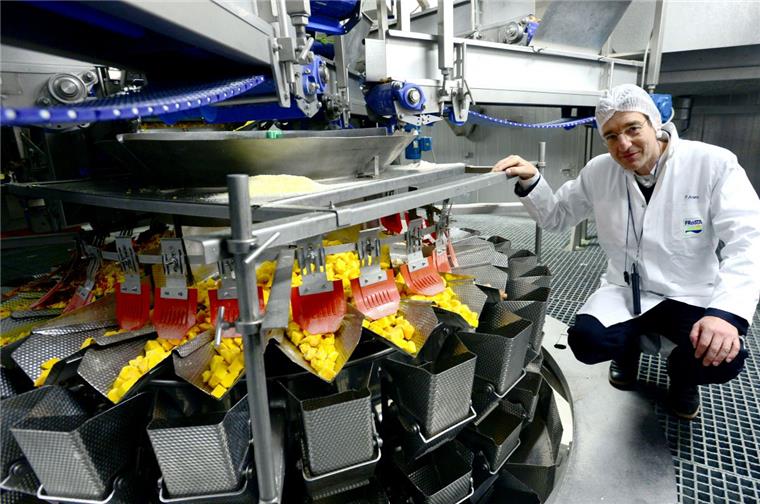 Der Markt stagniert, Frosta legt zu Frosta-Vorstands-
vorsitzender Felix Ahlers zeigt eine Abfüllmaschine für ein Tiefkühl-Fertigprodukt.