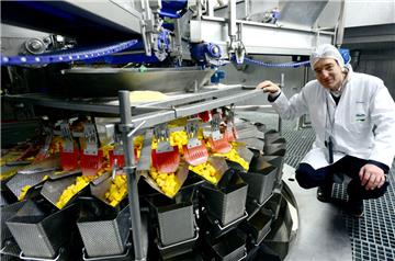 Frosta-Vorstands-
vorsitzender Felix Ahlers zeigt eine Abfüllmaschine für ein Tiefkühl-Fertigprodukt.