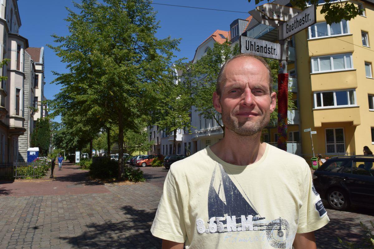 Fruchthändler Olaf Dietzel stellt gemeinsam mit einem Orga-Team seit Jahren das Goethestraßen-Fest auf die Beine. Bisher wurde es aus dem Förderprogramm „Wohnen in Nachbarschaften“ (Win) bezahlt. In diesem Jahr gibt es allerdings Probleme.  