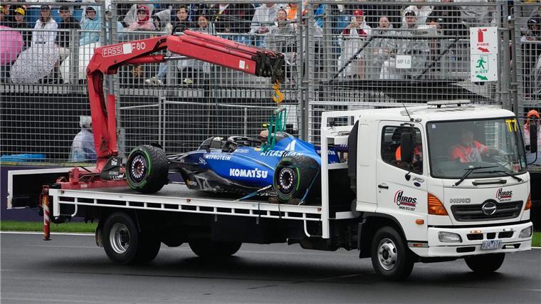 Norris-Ansage nach Formel-1-Chaos: Stress macht es schöner Früh gestrandet: Der Williams von Carlos Sainz musste per Abschleppwagen zur Garage zurückgefahren werden.