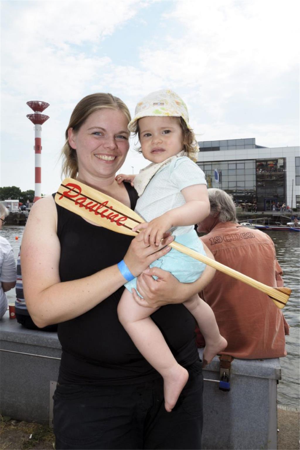 Früh übt sich das Paddeln: Stefanie Kugeler mit ihrer Tochter Pauline (1) beim D...