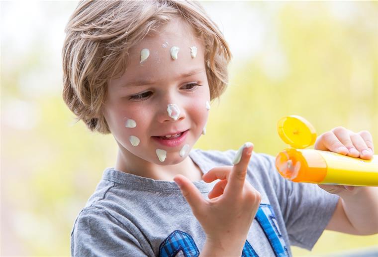 Früh übt sich: Mit Sonnencreme sollte nicht gespart werden.