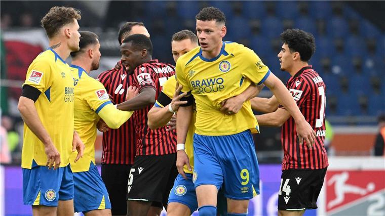 Rot nach Würgegeste: Hannover gewinnt hitziges Derby Frühe Rote Karte: Braunschweigs Erencan Yardimci (2.v.r.) muss gegen Hannover schon nach 20 Minuten vom Platz.