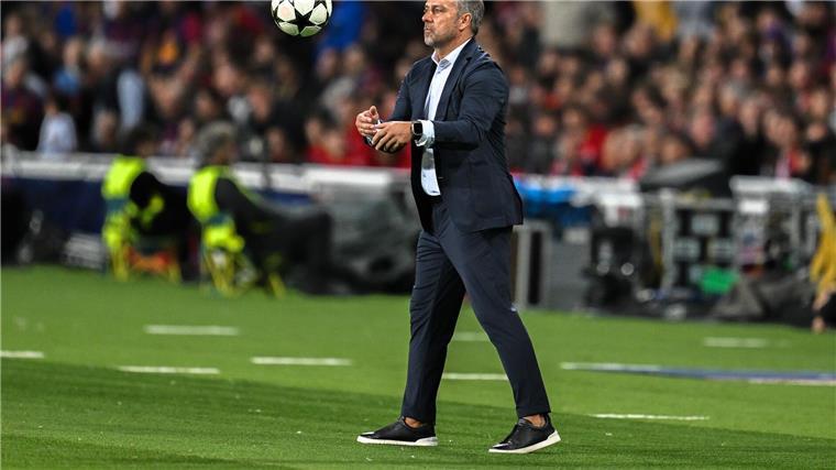 „Harakiri“: Bayern-Debakel bei Wiedersehen mit Flick Früher Bayern, jetzt Barcelona: Trainer Hansi Flick an der Seitenlinie.