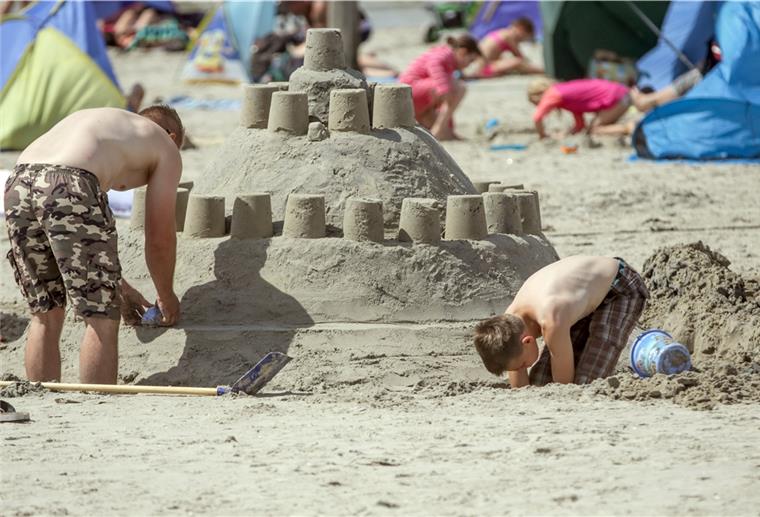 Die Sandburg stirbt aus Früher gehörte sie zum Strandbesuch einfach dazu: die Sandburg. Doch heutzutage sieht man sie kaum noch.