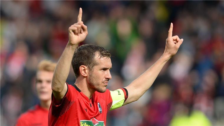 Früher Kapitän des SC Freiburg, heute Cheftrainer: Julian Schuster hofft im DFB-Pokal auf einen Auftakterfolg bei Drittligist VfL Osnabrück.