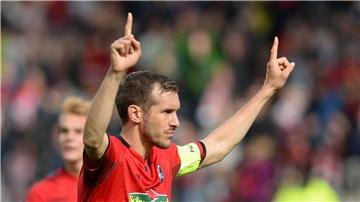 Früher Kapitän des SC Freiburg, heute Cheftrainer: Julian Schuster hofft im DFB-Pokal auf einen Auftakterfolg bei Drittligist VfL Osnabrück.
